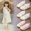 Baskets New White Toddler Girl Sneakers Mignon Fraise Enfants Chaussures pour Fille Soft Bottom Cartoon Radis Enfants Toile Chaussures Fille E06292HKD230701