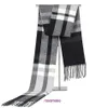 Sciarpe da donna Fashion Bur Home per l'inverno e l'autunno 2023 Autunno Inverno New Checker Color Block Warm Sciarpa da uomo di mezza età Imitazione Cashmere Tassel Neck