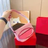 Trend Girls Bolsos de hombro Bolsos de moda Hollow Out Letter Design Jingle Women Underarm Bag Tote de la más alta calidad con caja