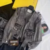 Designer de vestido de duas peças 23 primavera verão moda estilo funcional bolsa carta bolso decote em v jaqueta jeans cintura alta conjunto saia 4qr7