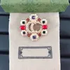 Mehrfarbige Retro-Buchstabenbrosche im Palaststil, klassische mittelalte Farbe, Diamant, modisches Accessoire für Frauen