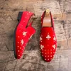Buty wyjściowe WEH buty na ślub luksusowej marki męskie aksamitne włoskie męskie ręcznie robione mokasyny spike nit męskie czerwone 230703