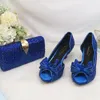 Kleidschuhe 2023 Blaue Kristallfrauenhochzeit mit Tasche offene Spitze High Heels Mode und Brieftasche