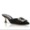 Sandálias de marca elegantes de grife preto cetim slingback quadrado fivela de cristal mules salto agulha salto gatinho senhora bombas EU35-43