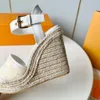 Neue Leinen bestickte Espadrilles Keilsandalen Plattform -Absätze Sommer -Luxusdesigner Nicht -Slip -Gummi -Sohle -Mode -Sand -Freischuhen -Fabrikschuhschuhe