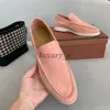 Sapatos de grife LP Flat Men Mocassins de camurça Summer Charms Enfeitado Walk Shoe Apricot Leather Shoe Casual Slip On Flats Com Box