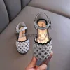 Sandaler AINYFU Barn Pearl Flats Sandaler Flickor Princess Rhinestone Party Sandaler Barnläder Ihåliga strandskor Storlek 2136 J230703