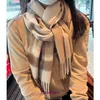 Designer Luxury Bur Home scarves till salu Scarf Vinter Women's Advanced Sense Ny rutig koreansk utgåva Mångsidig Student Förtjockad Warm Grade Neck