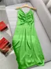 2023 Designer Dress Français plissé sans manches Slim Fit dos ouvert Satin longue robe à bretelles nouées