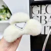 Designer bunte Hai Clip Dreieck Plüsch Verschluss Clips Premium Licht Luxus Mädchen Klemmen Kaninchen Haar Frauen Kopf Dekoration Winter