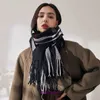 Bur home Boutique plyschhalsduk på rea Imiterad kashmirscarf för kvinnor höst och vinter 2023 Ny tofssjal Kallskydd Varm rutig hals