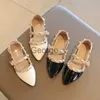 Sandalet kızlar sandasl sivri uçlu ayak patent deri perçinler için sandal kızlar için bebek çocuk ayakkabısı prenses yaz çocuk ayakkabıları kaymaz tekne ayakkabıları j230703