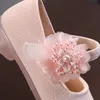 Sneakers Baywell Barn Läderskor Pearl Flower Design Rosett Princess Girls Party Dans Sko Baby Girl Flats Barn Performance ShoesHKD230701