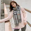 Fashion Bur Home damsjalar för vinter och höst Imitation av kashmirsjal för kvinnor i förtjockad varm ullscarfset Koreansk version mångsidig tofs pläd X0AZ