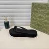 Luxuriöse Designer-Flip-Flops aus Schaumstoff mit dicken Sohlen für Damen, leicht, weich, rutschfest, Sommer-Strandurlaub