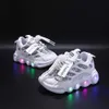 Tênis Iluminação LED Crianças Sapatos Casuais Tênis Brilhantes Meninos Meninas Esportes Moda Botas Iluminadas Antiderrapantes Tamanho 21-33HKD230701