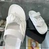 2023-Rem Vadderat-läder-slides Designer Dam Sandal Top -Kvalitet Lyx Square Toe Fisherman Sandal Slide Plisserade tofflor
