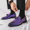 Scarpe eleganti Moda Uomo viola formale Brogue in pelle di lusso Designer Mocassini con nappine Festa nuziale 230703