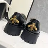 Luksusowe designerskie mokasyny pszczoły małe skórzane buty leniwe poślizg na metalowej klamrze Grube dno Zwiększenie jesiennego i zimowego temperamentu modne wszechstronne