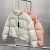 Las mujeres de otoño e invierno, además de una chaqueta de plumón con cuello alto esponjoso, la chaqueta de manga se puede quitar, el chaleco de abrigo se usa dos, el color tierno muestra vitalidad juvenil.