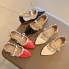 Sandalet kızlar sandasl sivri uçlu ayak patent deri perçinler için sandal kızlar için bebek çocuk ayakkabısı prenses yaz çocuk ayakkabıları kaymaz tekne ayakkabıları j230703