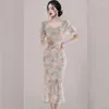 Fritidsklänningar 2023 Sommar Koreanskt Mode Spetstryck Klänning Kvinnor V-ringad Pösärm Väska Hip Mellanlånga Kvinnliga Kläder