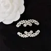 Diamantdesignerbroscher Högkvalitativ märkesbokstäver Lyxdesignermärke Dubbelbokstavsdräkt Kragestift Brosch Geometriska blommor Brosch för män kvinnor