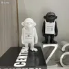 Vasi Arsthec Banksy Gorilla Resina Street Art Artigianato Scultura Scimmia bianca nera Decorazione della casa Armadietto del soggiorno Figurine per interni