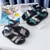 Moda sandálias de verão femininas chinelos de dedo aberto respiráveis senhoras sapatos antiderrapantes para mães sandálias de marca ao ar livre para trabalho L230704