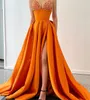 Modische orangefarbene Pailletten-Abschlussballkleider, Spaghetti-Abendkleider, Oberschenkelschlitz, formeller roter Teppich, langes Partykleid für besondere Anlässe