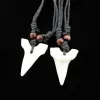 Atacado fashion misto 12 peças imitação de osso de iaque colar de dente de tubarão pingente de amuleto de dente branco para homens e mulheres joias mn577