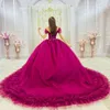 Fuksja błyszcząca księżniczka sukienka na quinceanera Off the Shoulder Ruffles frezowanie tiulu dla 15 dziewczyn zakładka suknie na przyjęcia z kryształową kulą