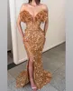 Modische Gold-Pailletten-Abschlussballkleider, Rüschen, herzförmige Abendkleider, Vorderschlitz, formelles rotes Teppich-langes Partykleid für besondere Anlässe