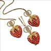 Gglies Strawberry Diamond Earrings Designer Halsband för kvinnor Pendant Fashion Letter Gold Studs Luxurys Hoop Earring Smyckesuppsättning Box Ny 22031503