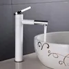 Badezimmer-Waschtischarmaturen, schwarzer Waschtischmischer, 360 Grad drehbarer Wasserhahn, weißes Chrom-Finish, Einzelgriff