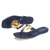 Mode damdesignersandaler Lyxig metall rund dekoration Svart vit sommar utomhus Flip-flops Halkfria badrum duschskor Stora tofflor EU35-45