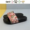 Avec boîte Pantoufles de plage Diapositives à rayures Chaussures en caoutchouc Toile d'abeille Fleurs vertes Matelasse Rouge Satin Slide Web Bow Fraise Imprimer Hommes Femmes ZS 9521