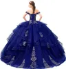 Royal Blue Quinceanera 드레스 최신 골드 레이스 빈티지 볼 가운 Quinceanera 드레스 어깨에서 길고 우아한 구슬 스팽글 멍청이 드 15 스위트 16 무도회 가운