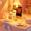 Dekorativa föremål Figuriner DIY Miniatyr Loft Dollhouse Kit 3D Rosa Trähus Rum utan dammskydd Ingen musikdosa 230704