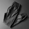 Calças masculinas de couro da marca Thoshine, qualidade superior, cintura elástica, calças jogger, bolso para motocicleta, calças de couro sintético, calças Harém 2257M