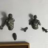 Objets décoratifs Figurines 3D à travers le mur Figure Sculpture Résine Imitation Cuivre Abstrait Personnage Ornement Statue Salon Décor À La Maison Suspendu 230703