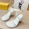 2023 Designer Luxury Pure Color Super High Heels Sandaler Kvinnor 100% läder svart/vit/aprikos/orange en-linje bandig sandal dam sexig chunky klackar öppna tå skor