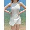 Swimwear féminin 2023 Fashion Korea Style One Piece Small Small Fresh sans dos conservateur Holiday Beachwear