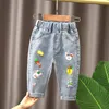 Джинсы Spring Kids Kids Girl Swork Baby Elastic Band Straight Log Love Jeans Jeans Pants для девочек одежда внешняя одежда для джинсовой ткани 230704