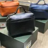 Bolsa tiracolo pequena para maquiagem luxo Bolsa alta designer Bolsa lancheira quadrada Bolsa tiracolo luxuosa Couro genuíno de qualidade Bolsas de maquiagem de couro de ombro 2023 Portátil Feminino