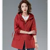 Trench da donna 2023 Primavera Autunno Cappotto Donna Giacca a vento con cappuccio Moda Cardigan con cerniera allentata Capispalla rosso cachi Abbigliamento femminile