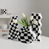 Vases Figurines Noir et Blanc Vase En Céramique Décoration Damier Haut Sens Vase De Fleurs Séchées Salon Arrangement De Fleurs Décoration De La Maison 230