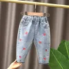 Джинсы Spring Kids Kids Girl Swork Baby Elastic Band Straight Log Love Jeans Jeans Pants для девочек одежда внешняя одежда для джинсовой ткани 230704