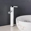 Robinets de lavabo de salle de bain Mitigeur de lavabo noir Robinet rotatif à 360 degrés Finition chromée blanche Mitigeur