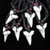 Mode En Gros Mixte 12 pcs Imitation Yak Os Requin Dent Collier Dents Blanches Amulette Pendentif pour hommes femmes bijoux MN577